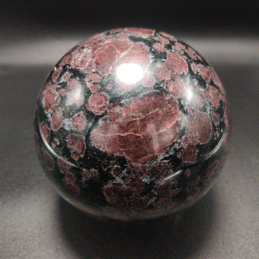 Garnet Sphere 8.1 lbs (3673g)